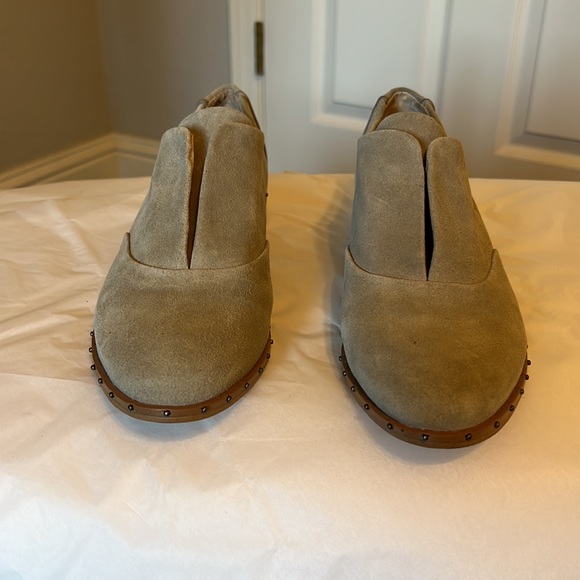 Splendid taupe/light gray suede slip on shoe, stud detail on sole - Picture 4 of 8